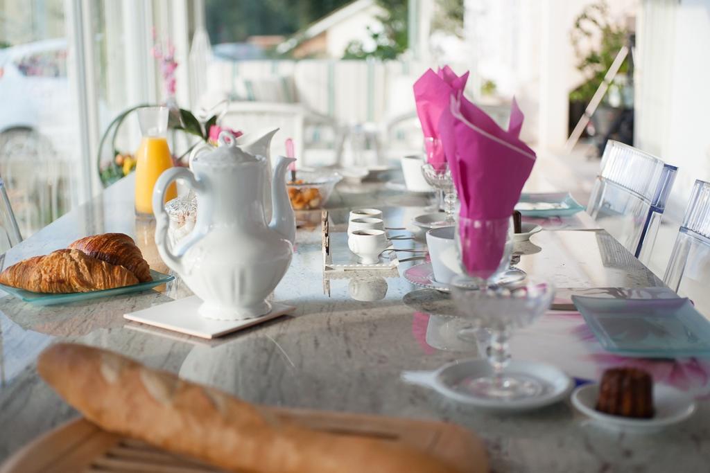 Les Raisins Du Bonheur Bed & Breakfast Puisseguin Oda fotoğraf